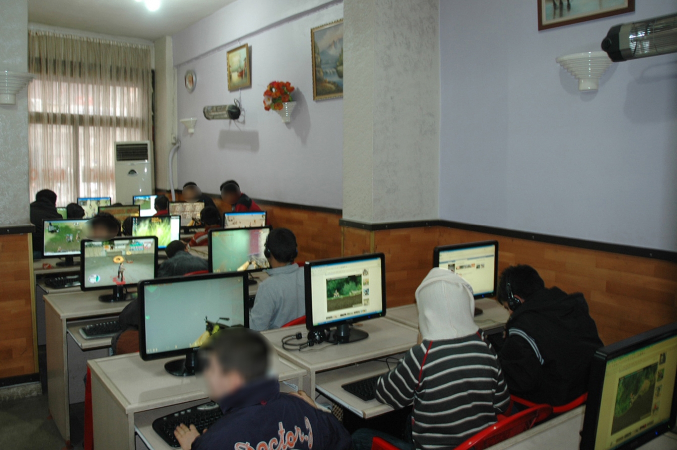 İnternet kafeler gençleri tehdit ediyor İnternet kafeler gençleri tehdit ediyor